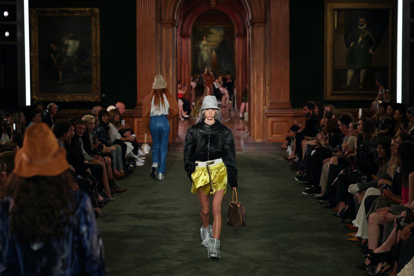 Сумка – "боксёрские перчатки" и принты Кита Харинга стали хитами шоу Louis Vuitton