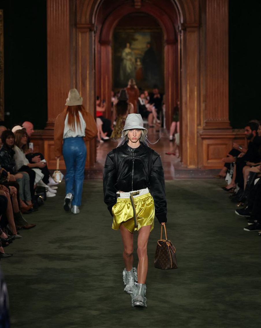 Сумка-вок и принты Кита Харинга стали хитами шоу Louis Vuitton: что происходило в мире моды и красоты на этой неделе