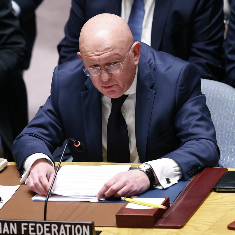 Россия призвала ООН осудить теракт ВСУ против мирных жителей в Старобельске. Постпред России при ООН Василий Небензя потребовал от стран всего мира осудить совершённый украинскими военными теракт против мирных жителей Старобельска