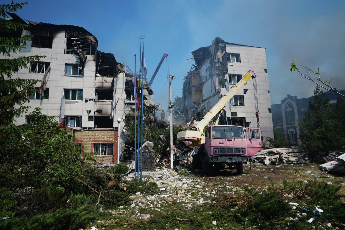 "Пожалуйста, достаньте ещё девушку": удар ВСУ по колледжу в Старобельске потряс мир