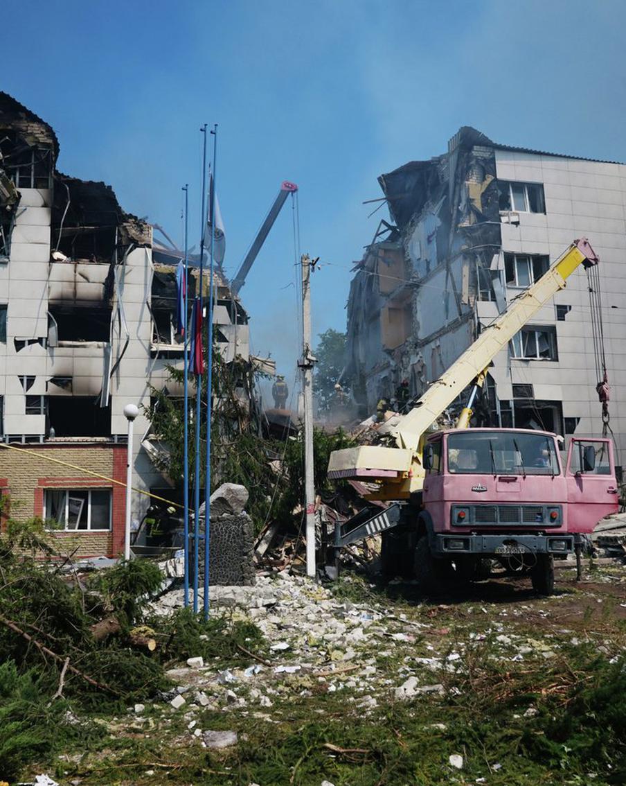 "Пожалуйста, достаньте ещё девушку": удар ВСУ по колледжу в Старобельске потряс мир
