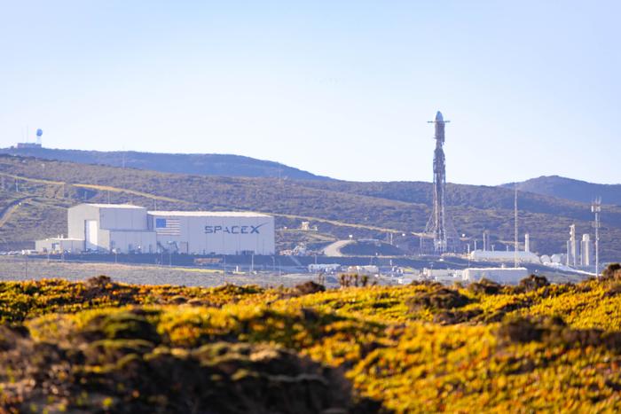Компании SpaceX удалось успешно запустить в космос крупнейшую в мире космическую ракету
