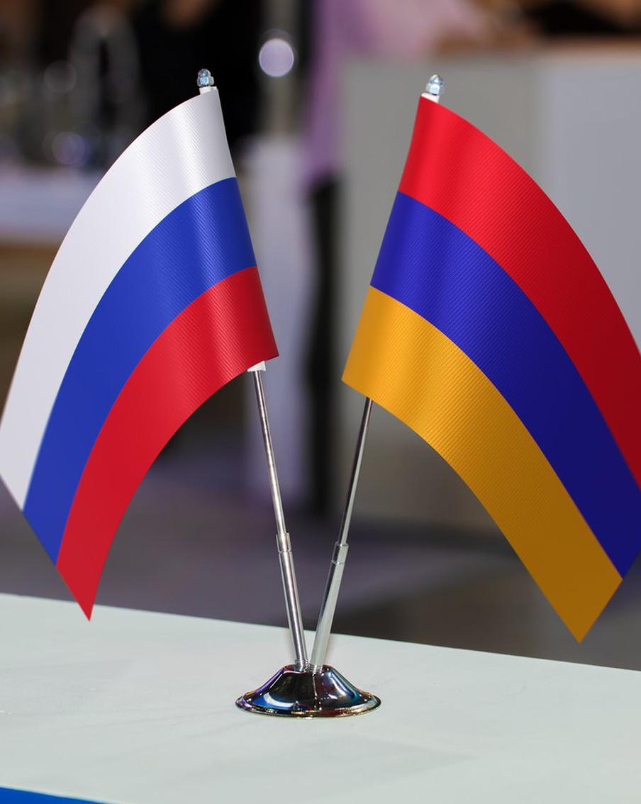 Роспотребнадзор ограничил ввоз в Россию ряда марок алкоголя из Армении. Это три марки армянского коньяка и некоторых вин. Отмечается, что в торговые сети уже было направлено распоряжение об изъятии данных продуктов из продажи