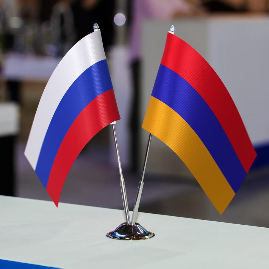 Роспотребнадзор ограничил ввоз в Россию ряда марок алкоголя из Армении. Это три марки армянского коньяка и некоторых вин. Отмечается, что в торговые сети уже было направлено распоряжение об изъятии данных продуктов из продажи