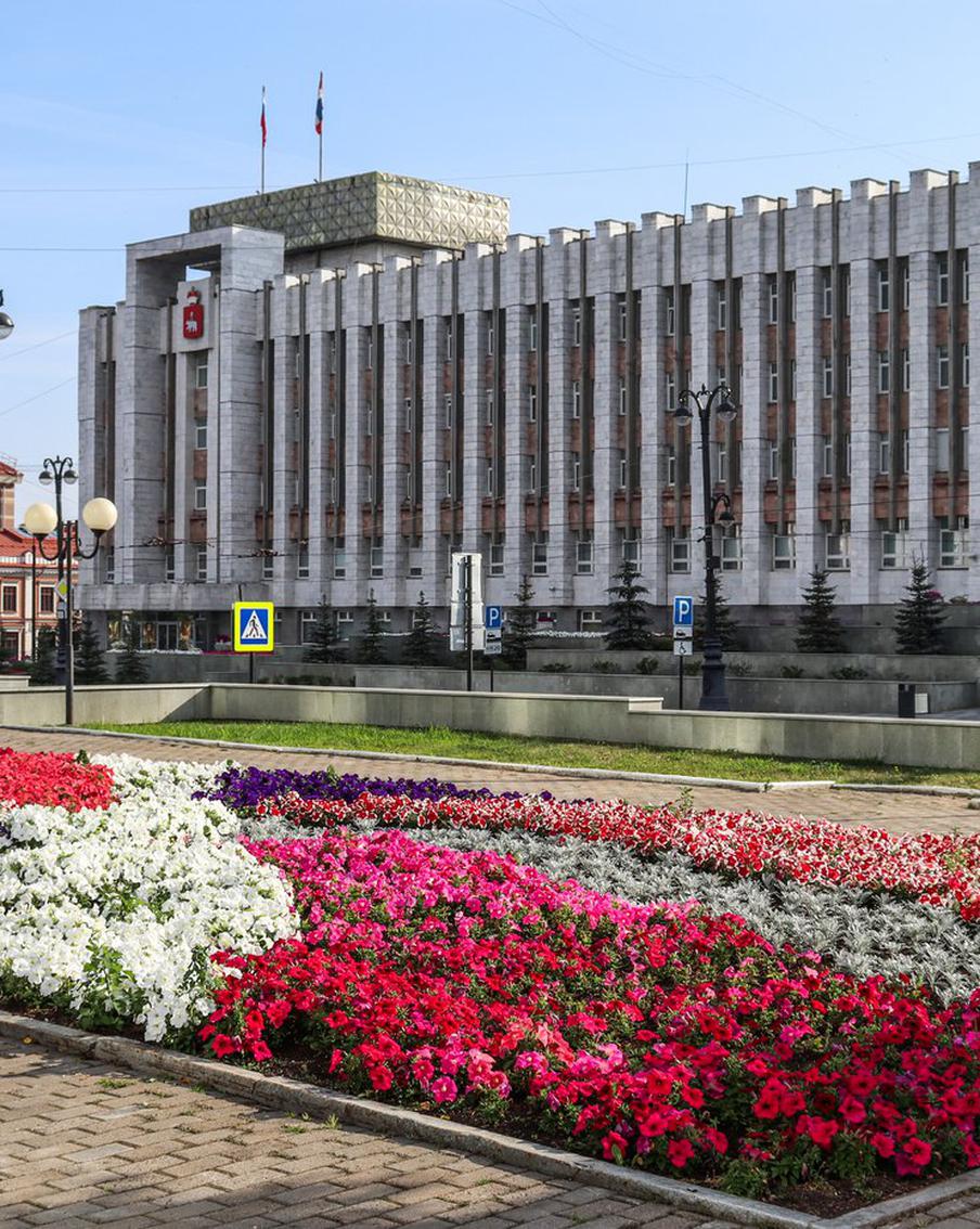 В Перми украинскими дронами атаковано промышленное предприятие. Беспилотники ВСУ нанесли удар по расположенному в Перми промышленному предприятию. Часть из летевших к объекту украинских дронов были успешно сбиты
