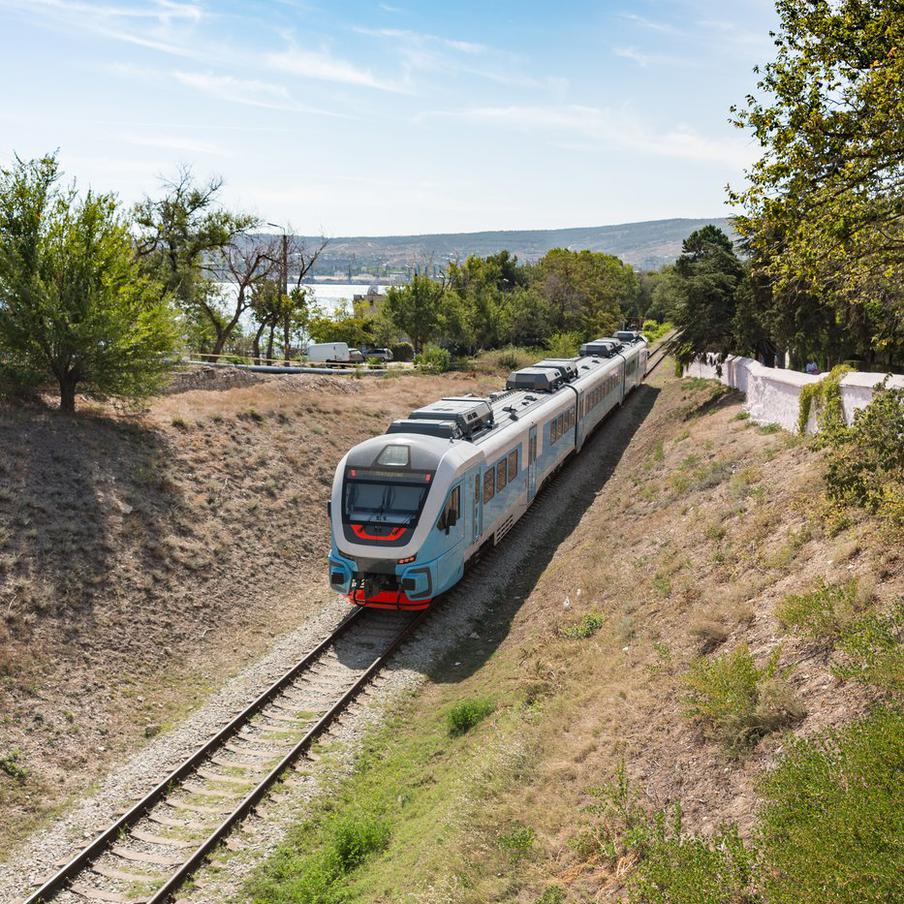 Железнодорожная станция Джанкой в Крыму временно закрыта для пассажиров. Всем пассажирам, чьё путешествие должно было закончиться на станции Джанкой, рекомендуется пересаживаться на автобус от станции Урожайная и добираться на нём до конечной точки маршрута