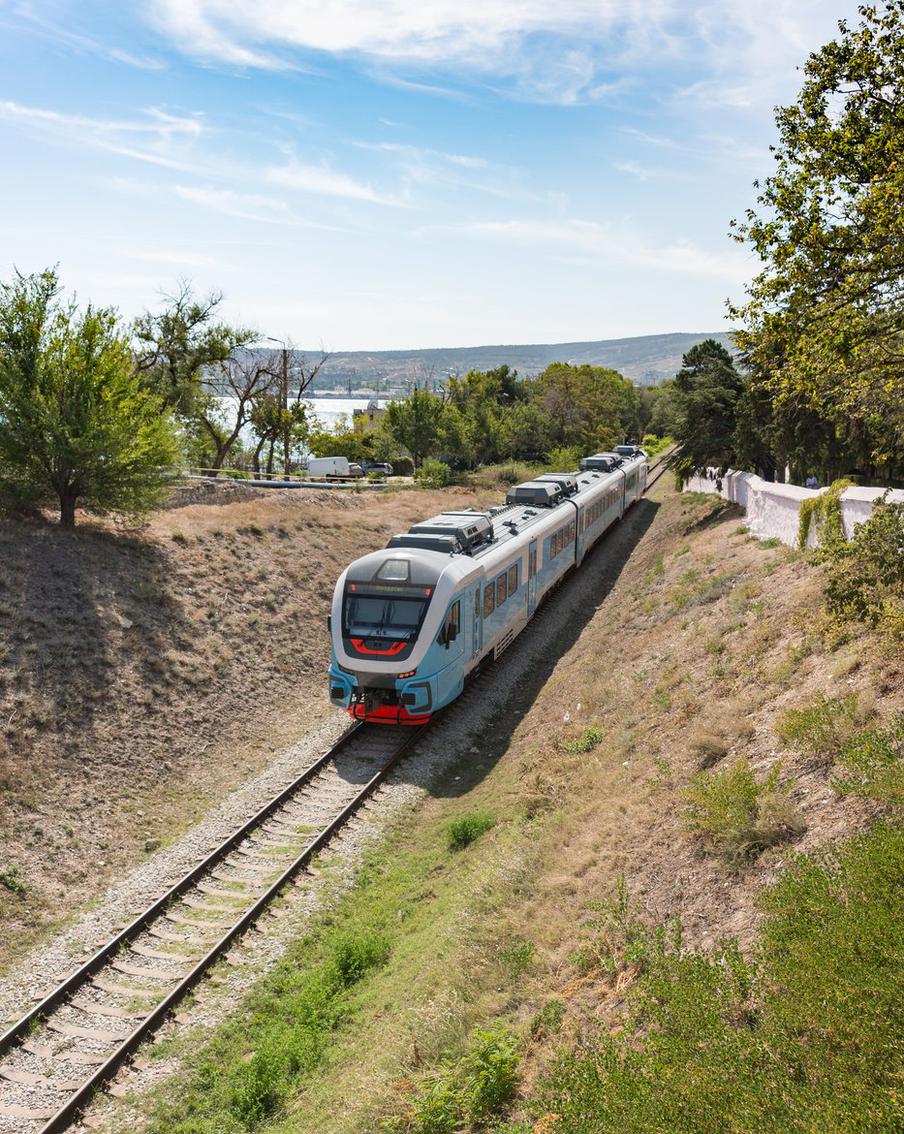 Железнодорожная станция Джанкой в Крыму временно закрыта для пассажиров. Всем пассажирам, чьё путешествие должно было закончиться на станции Джанкой, рекомендуется пересаживаться на автобус от станции Урожайная и добираться на нём до конечной точки маршрута