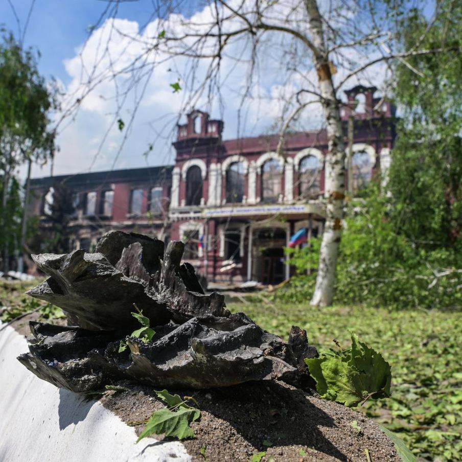 Число погибших при атаке украинских БПЛА на колледж в ЛНР выросло до 12. Пресс-служба МЧС России сообщила о новых данных по жертвам в результате атаки украинских беспилотников на общежитие в Старобельске, расположенном в Луганской Народной Республике. Число погибших возросло до двенадцати человек
