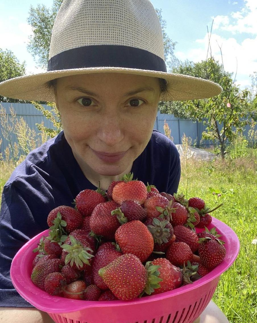 "С половину ладони": Ирина Лачина похвасталась урожаем клубники огромного размера