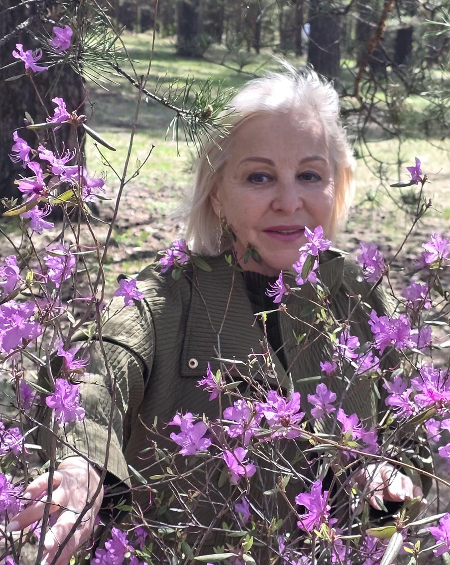 Елена Борзова в читинском багульнике.