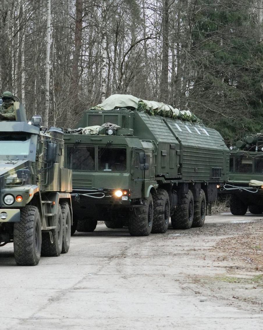 Украина сообщила о предполагаемом использовании ВС РФ ракет "Орешник". В ходе ночного удара по украинским военным объектам российские военные могли в очередной раз использовать баллистические ракеты средней дальности "Орешник". Официально эту информацию в ВС РФ не подтверждали