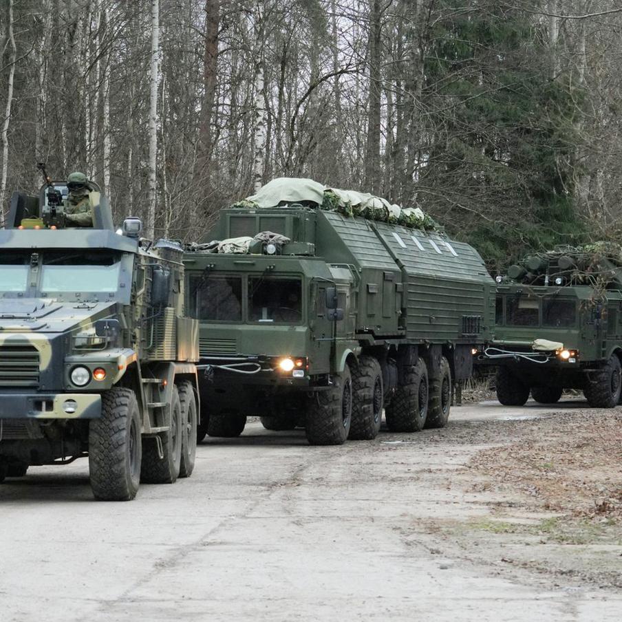 Украина сообщила о предполагаемом использовании ВС РФ ракет "Орешник". В ходе ночного удара по украинским военным объектам российские военные могли в очередной раз использовать баллистические ракеты средней дальности "Орешник". Официально эту информацию в ВС РФ не подтверждали