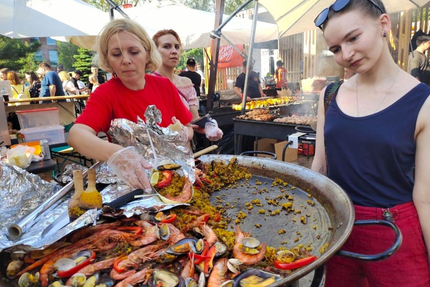 На огне готовили не только мясо, но и морепродукты.