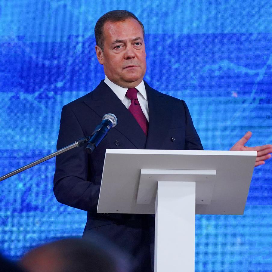В России призвали военных наносить по Украине больше массированных ударов. Заместитель председателя Совета безопасности России Дмитрий Медведев заявил о необходимости наносить более жёсткие удары по территории Украины