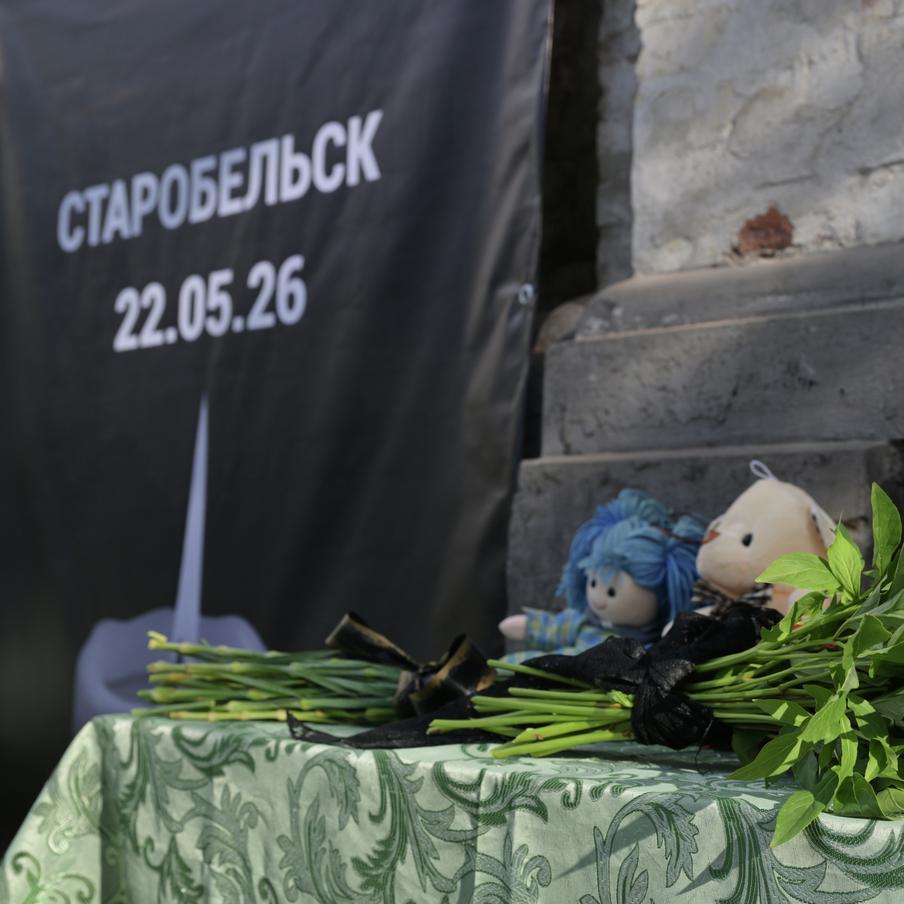 Западные корреспонденты прибыли на руины разрушенного колледжа в Старобельске. Делегация иностранных журналистов доехали до Старобельска в ЛНР. Поездка туда была организована российским МИД