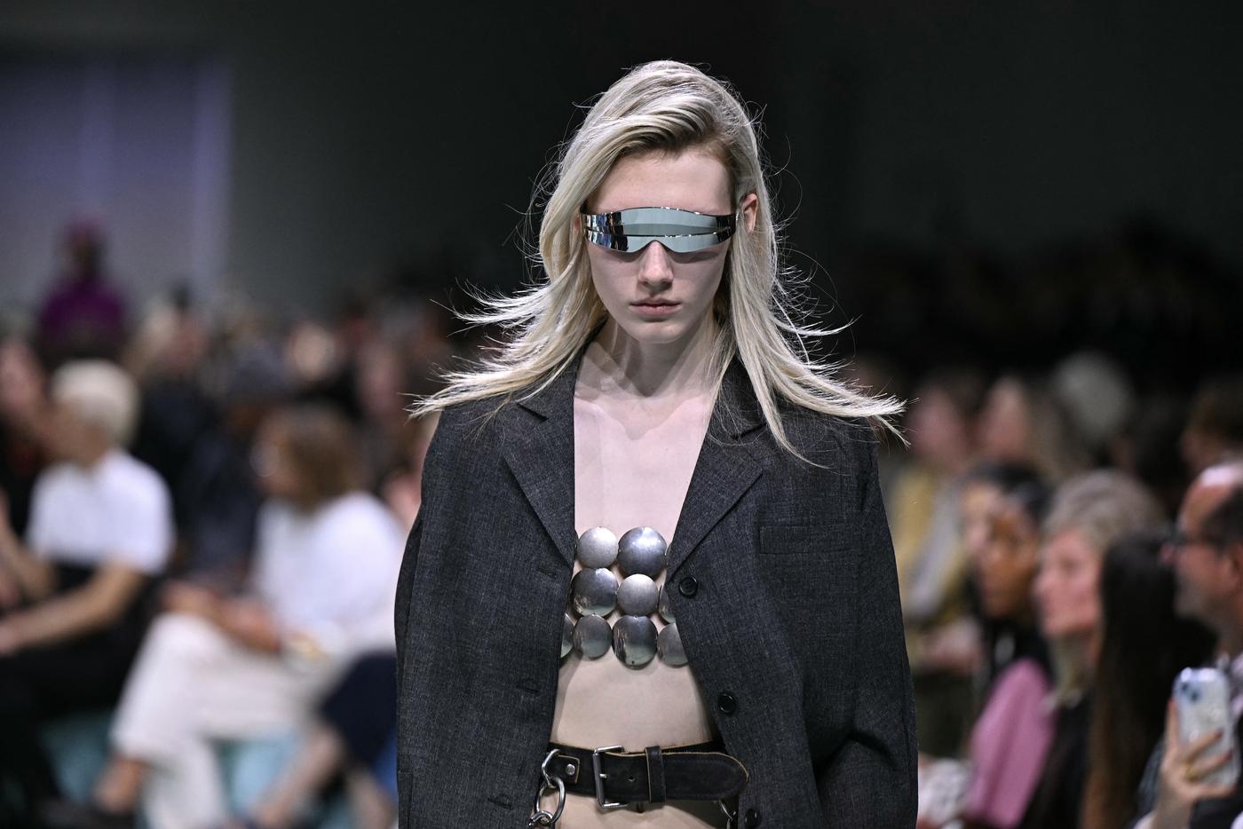 Спортивные очки на показе Prada.