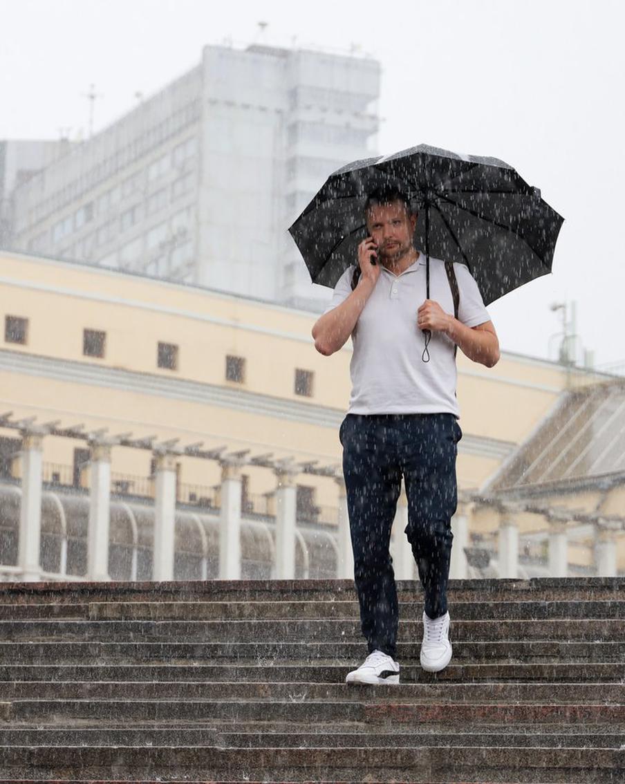 Москвичей предупредили о дожде и усилении ветра до 17 м/с в ближайшие дни. Согласно информации, опубликованной в мессенджере "Макс" на канале комплекса городского хозяйства столицы, в Москве 25–26 мая ожидаются осадки и усиление ветра с порывами до 17 м/с. В эти дни в городе пройдут кратковременные дожди, а в некоторых районах уже наблюдаются осадки