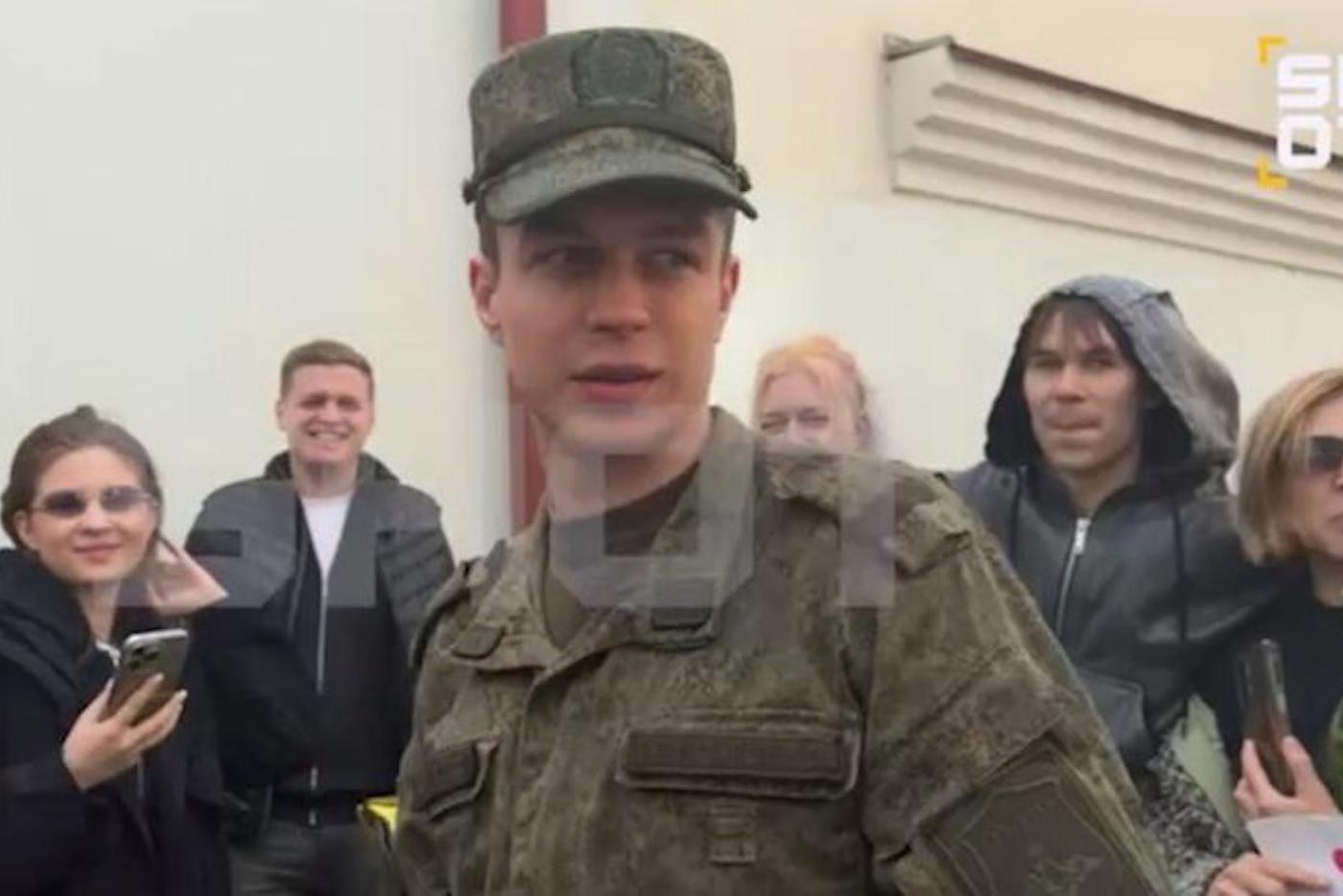 Младшая сестра Глеба Калюжного с мамой нарисовали ему приветственный плакат.