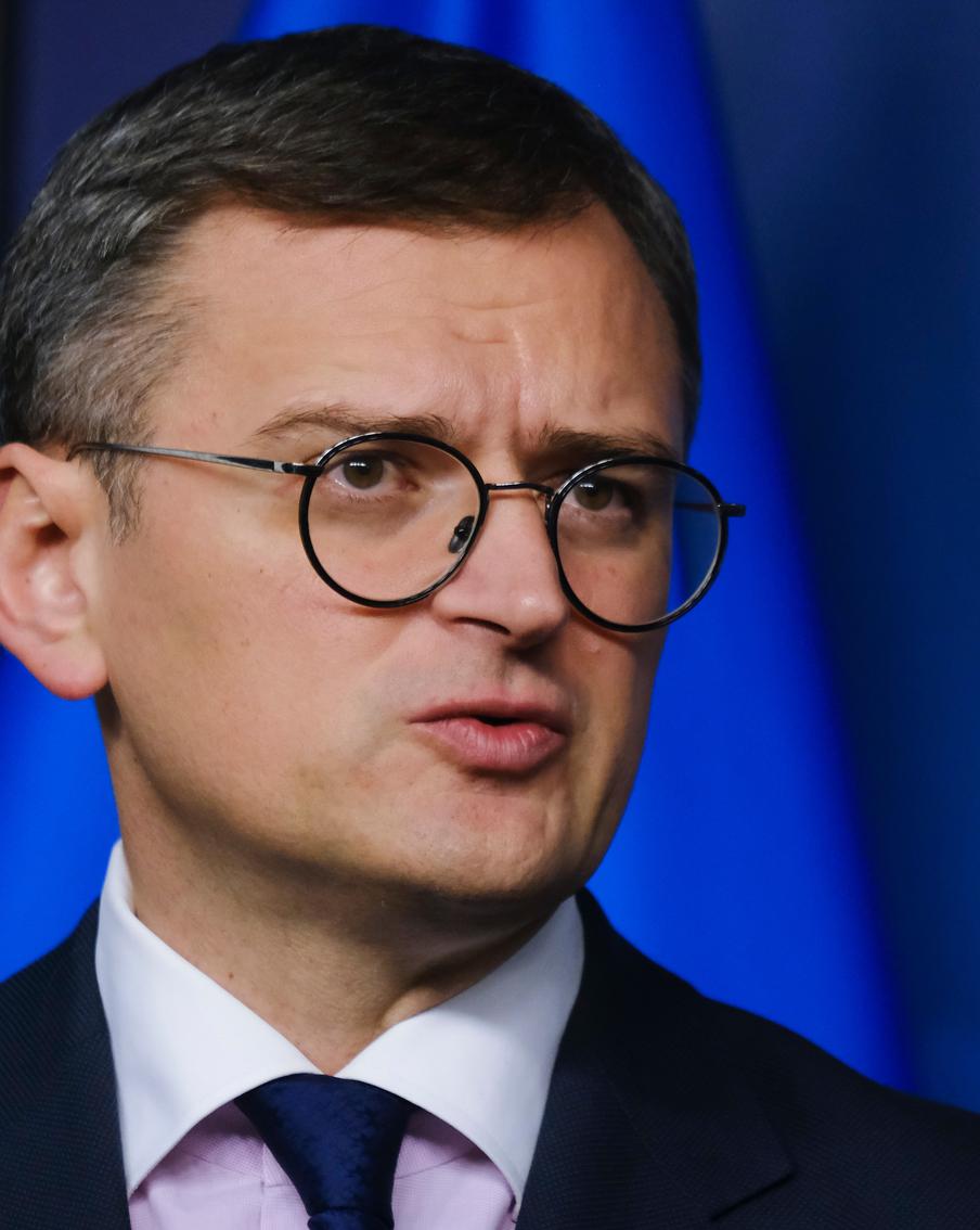 Экс-глава МИД Украины Кулеба призвал жителей Киева временно покинуть город. Бывший украинский министр иностранных дел обратился к согражданам с экстренным предупреждением на фоне заявлений из Москвы. Дипломат открыто посоветовал населению уезжать в безопасные регионы и психологически готовиться к тяжёлым последствиям