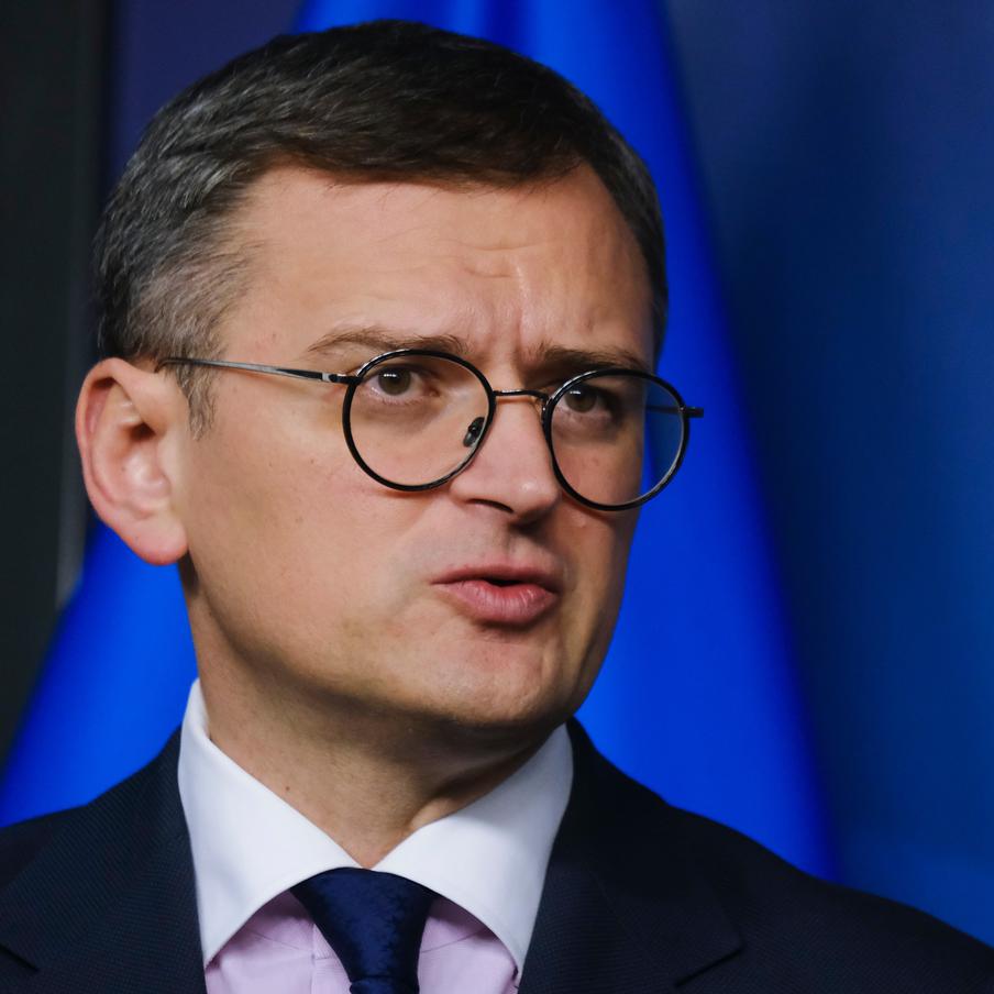 Экс-глава МИД Украины Кулеба призвал жителей Киева временно покинуть город. Бывший украинский министр иностранных дел обратился к согражданам с экстренным предупреждением на фоне заявлений из Москвы. Дипломат открыто посоветовал населению уезжать в безопасные регионы и психологически готовиться к тяжёлым последствиям