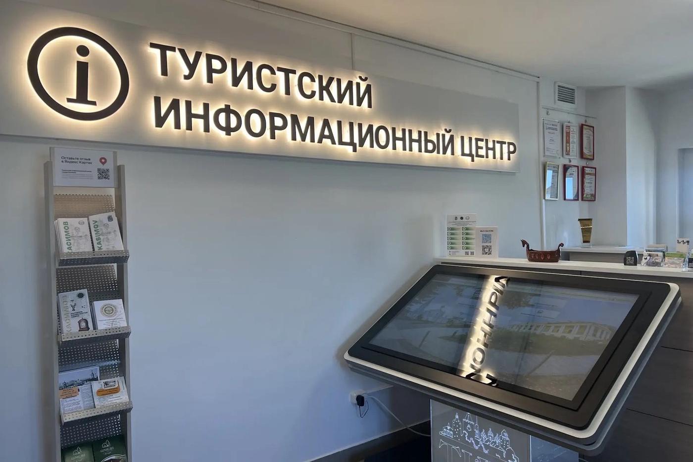 Спокойно подходите к планшету, листайте разделы. Здесь можно отдохнуть после дороги, стоят мягкие диванчики. Место хорошее, дружелюбное, настраивает на позитивное знакомство с городом.
