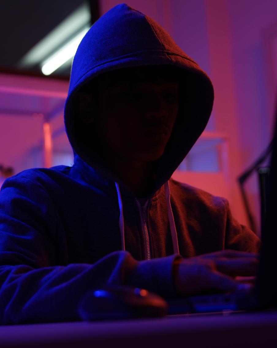 МВД обнаружило новый вредоносный VPN, который тайно ворует деньги с карт. Очередная ловушка для любителей бесплатного Интернета. Киберполиция МВД предупредила о появлении опасного фальшивого VPN-сервиса. Вместо анонимности программа работает как банковский троян – она перехватывает СМС, читает коды подтверждения и беззвучно опустошает счета россиян