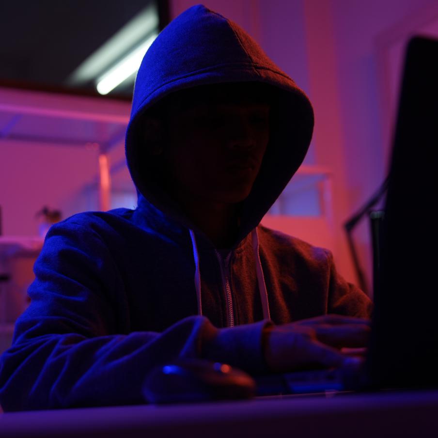 МВД обнаружило новый вредоносный VPN, который тайно ворует деньги с карт. Очередная ловушка для любителей бесплатного Интернета. Киберполиция МВД предупредила о появлении опасного фальшивого VPN-сервиса. Вместо анонимности программа работает как банковский троян – она перехватывает СМС, читает коды подтверждения и беззвучно опустошает счета россиян