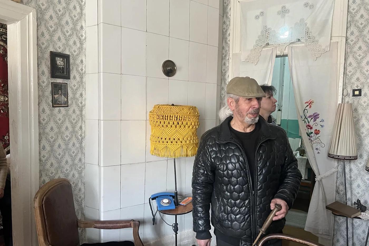 Сергей Малов сам рассказывает гостям о "Квартире из прошлого".