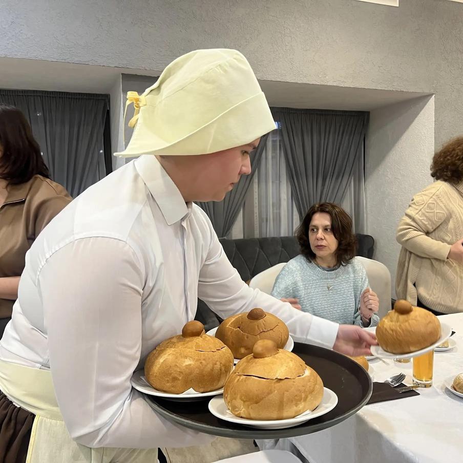 Суп в волшебном горшочке подают к столу.