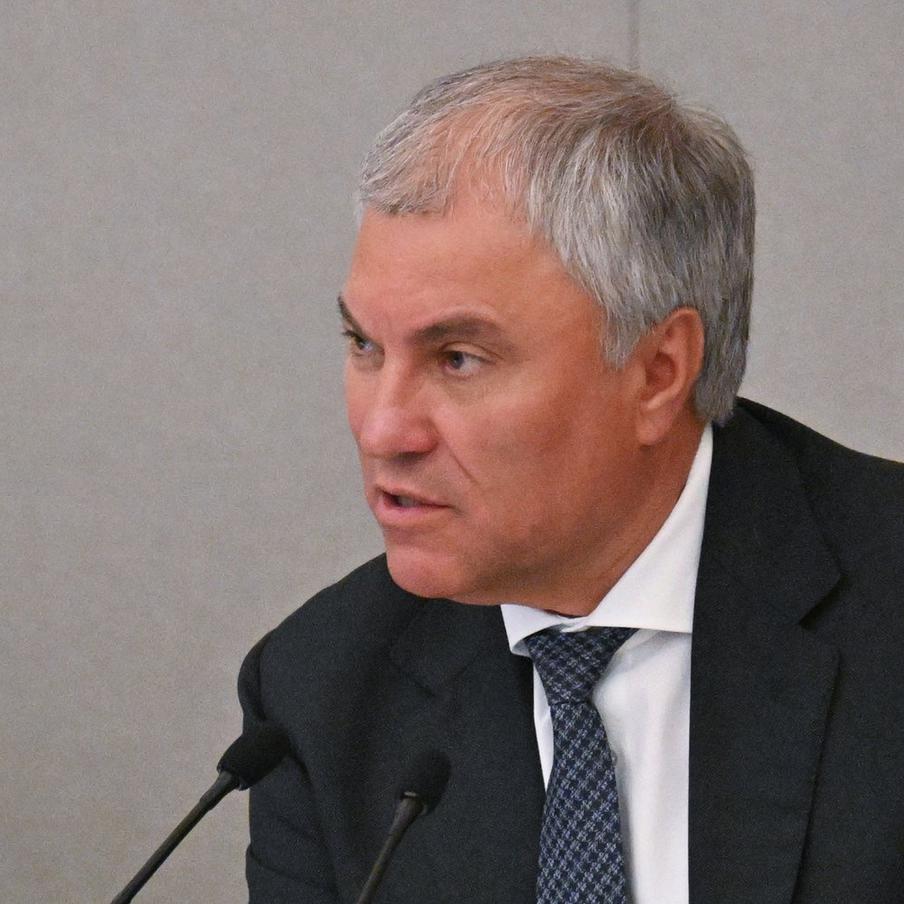 Володин предупредил о применении оружия, которое не оставит следа от противника. Удары киевского режима по мирным жителям могут повлечь за собой максимально жёсткий ответ Москвы. Председатель Госдумы Вячеслав Володин заявил, что Россия готова применить оружие колоссальной разрушительной силы, и призвал не доводить ситуацию до критической точки