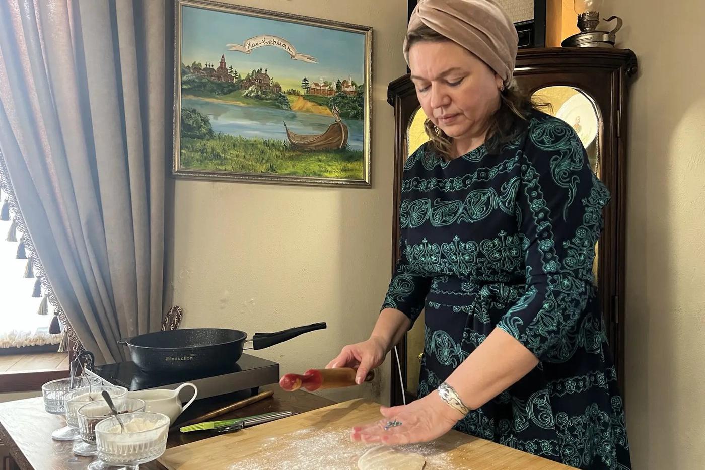 Иногда мастерица по изготовлению тонкого лаваша берёт с собой дочерей, которые ловко управляются с тестом. Получается даже у детей, поэтому у вас уж точно выйдет нажарить татарских вкусняшек. Ну, надеемся...