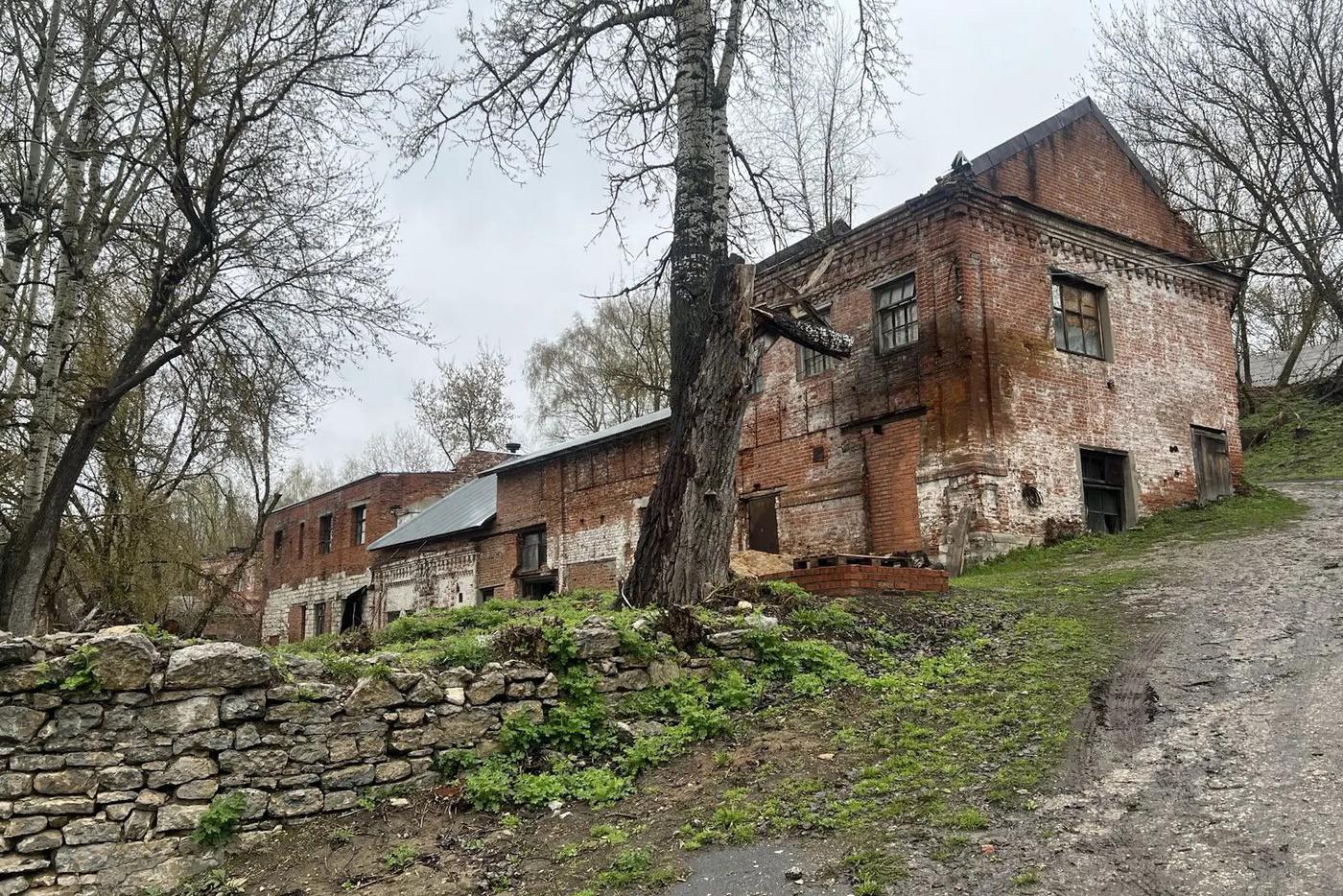 Натурплощадка, конечно, смотрится эффектнее в солнечную погоду. Но нам не повезло, и лил дождь.