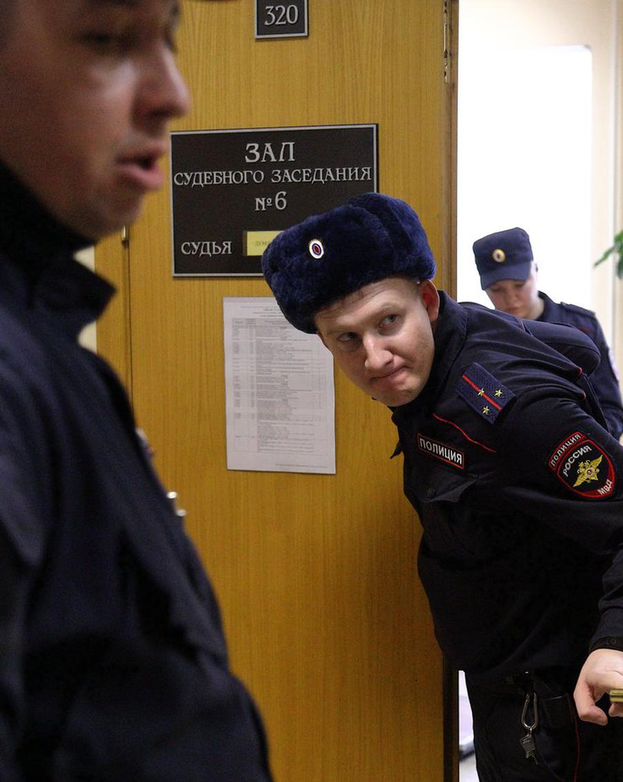 Сделавшей кальян на куличе девушке назначили более трёх лет колонии. Москвичку, сделавшую кальян на куличе, приговорили к трём годам заключения, сообщает РИА "Новости"