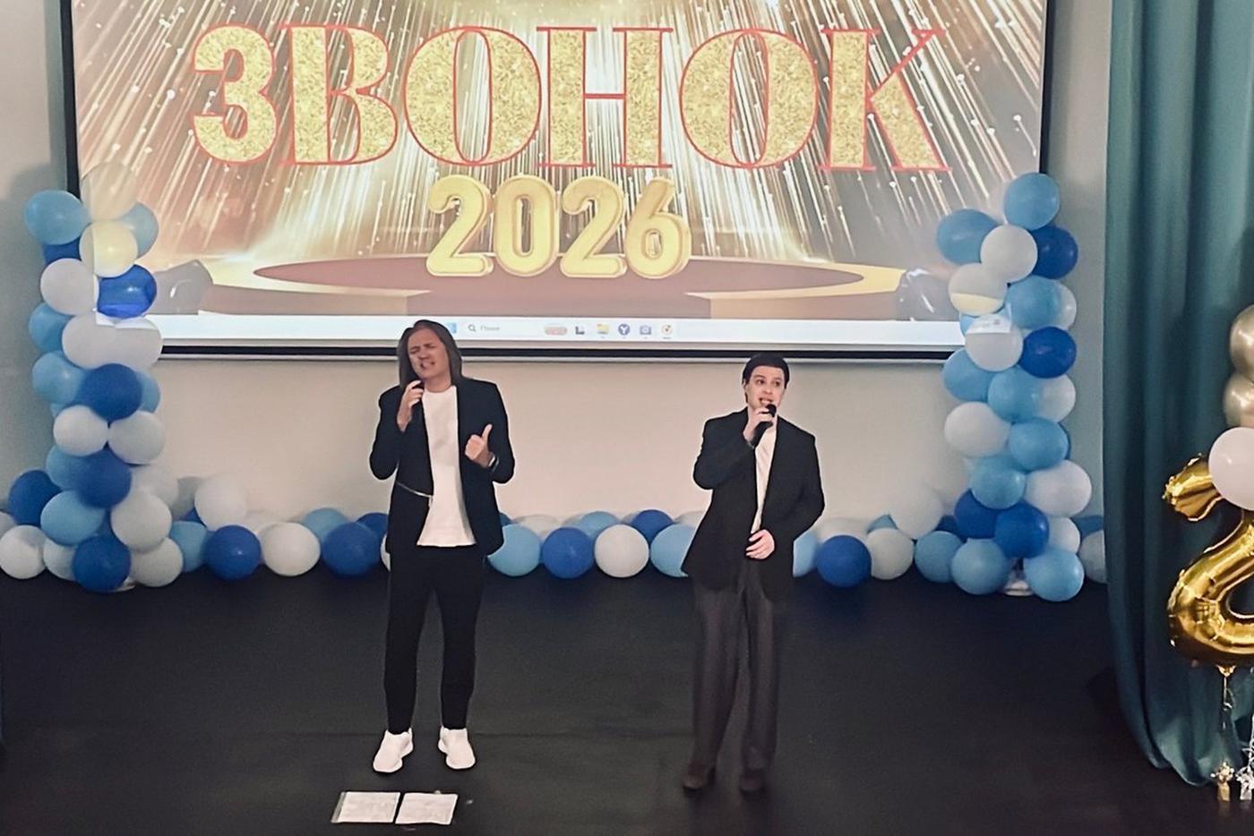 Дмитрий Маликов и Фогель спели для московских школьников песню "Выпускник".