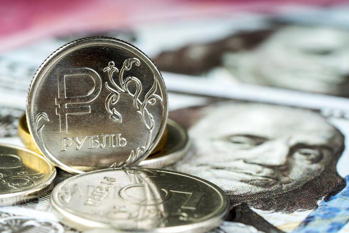 Рубль укрепился к доллару: почему курс 65 считают маловероятным