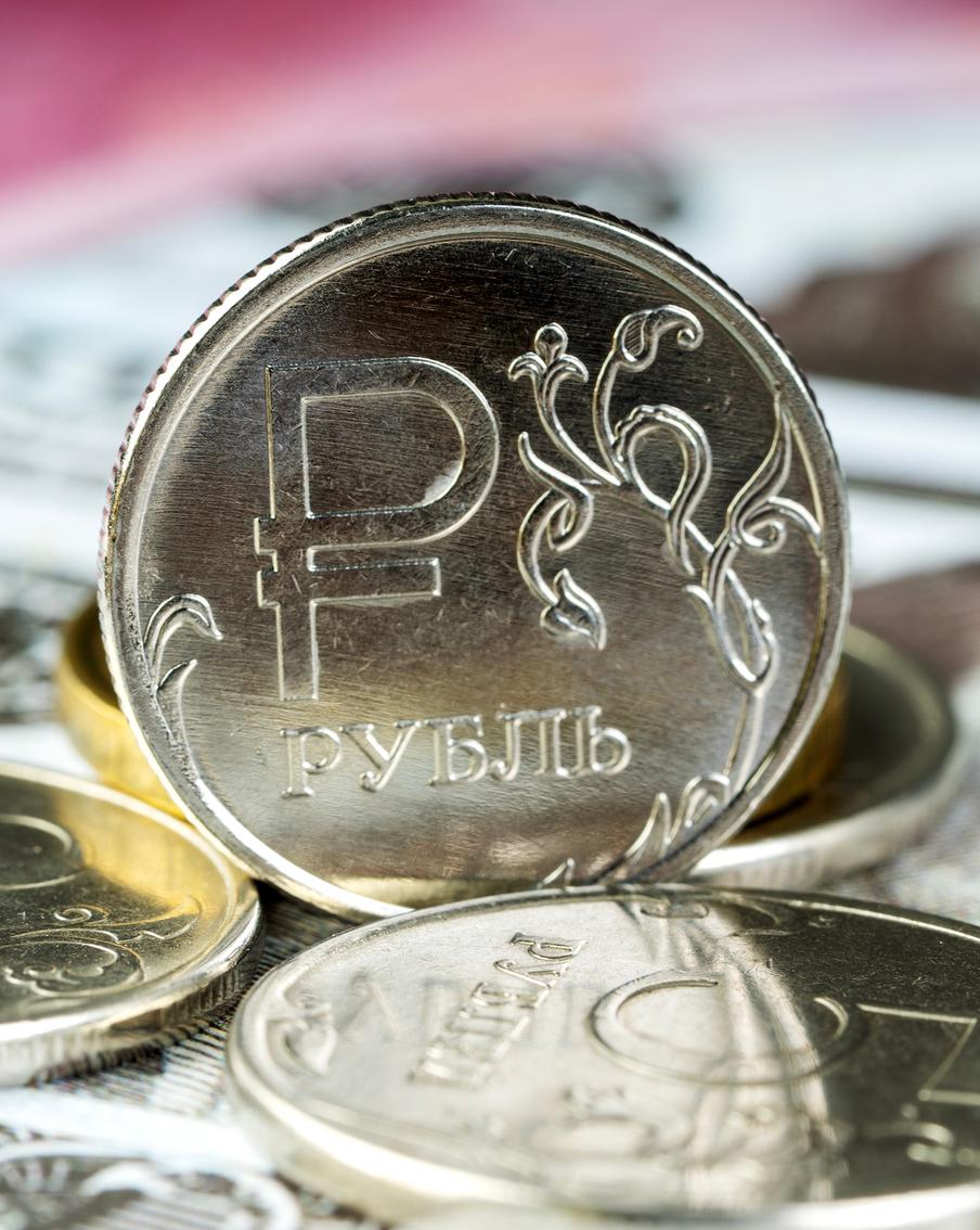 Рубль укрепился к доллару: почему курс 65 считают маловероятным