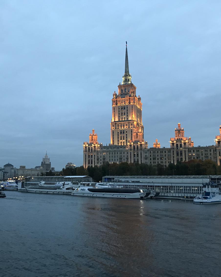 Синоптики пообещали москвичам аномально прохладный конец рабочей недели. Жителей столичного региона в пятницу ожидает резкое ухудшение погодных условий из-за плотного северо-западного ветра. Метеорологи предупредили о падении температурных показателей значительно ниже климатической нормы.