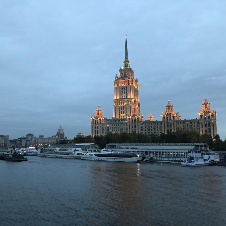 Синоптики пообещали москвичам аномально прохладный конец рабочей недели. Жителей столичного региона в пятницу ожидает резкое ухудшение погодных условий из-за плотного северо-западного ветра. Метеорологи предупредили о падении температурных показателей значительно ниже климатической нормы.