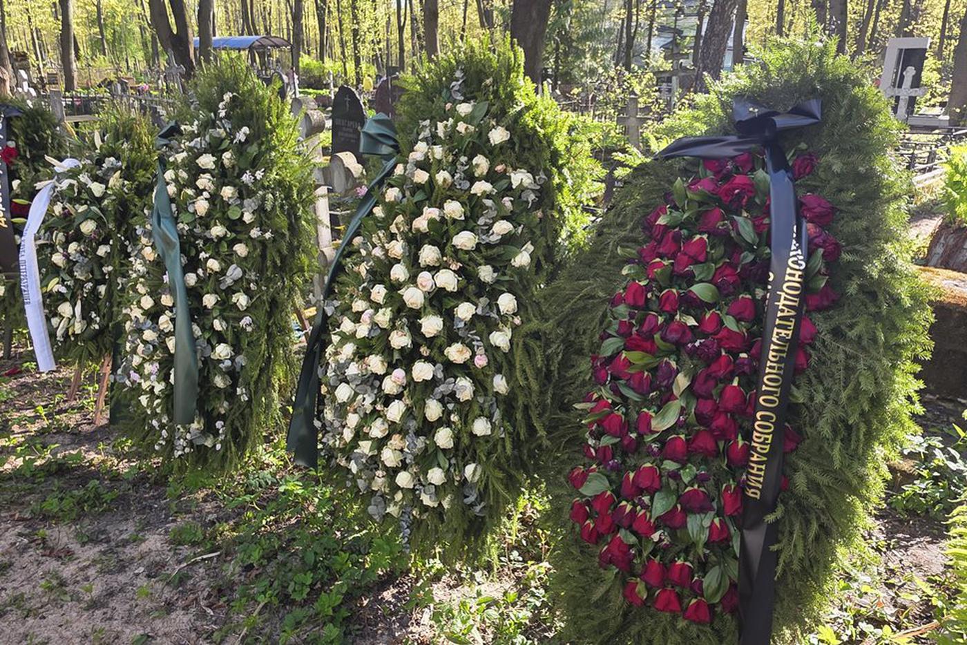 Вокруг могилы Сергея Стадлера на Смоленском кладбище стоит много венков.