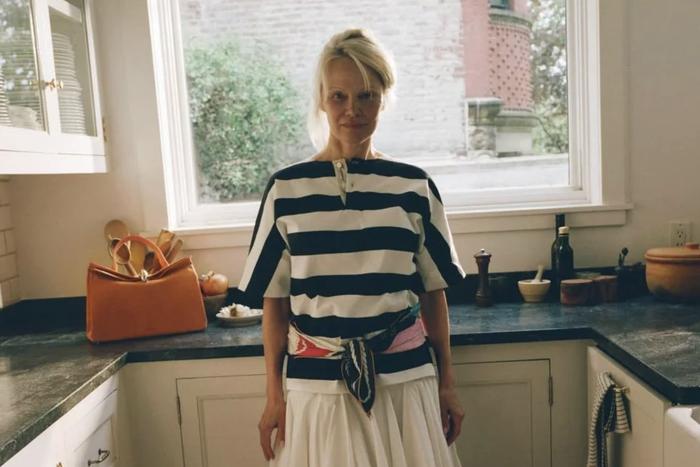 Памела Андерсон с сыновьями снялась в рекламной кампании Jacquemus: что происходило в мире моды и красоты на этой неделе