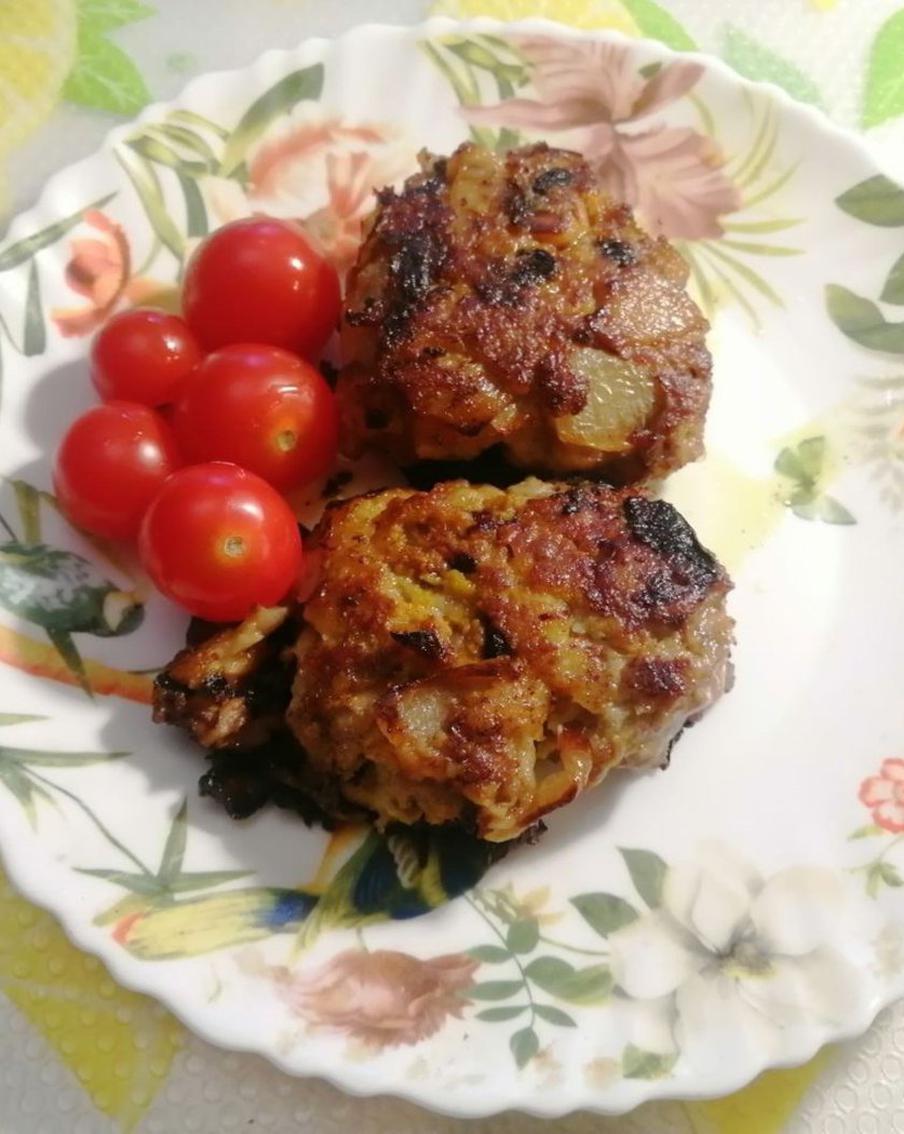Котлеты из свиного фарша с луком: готовим вкусно, но максимально дёшево