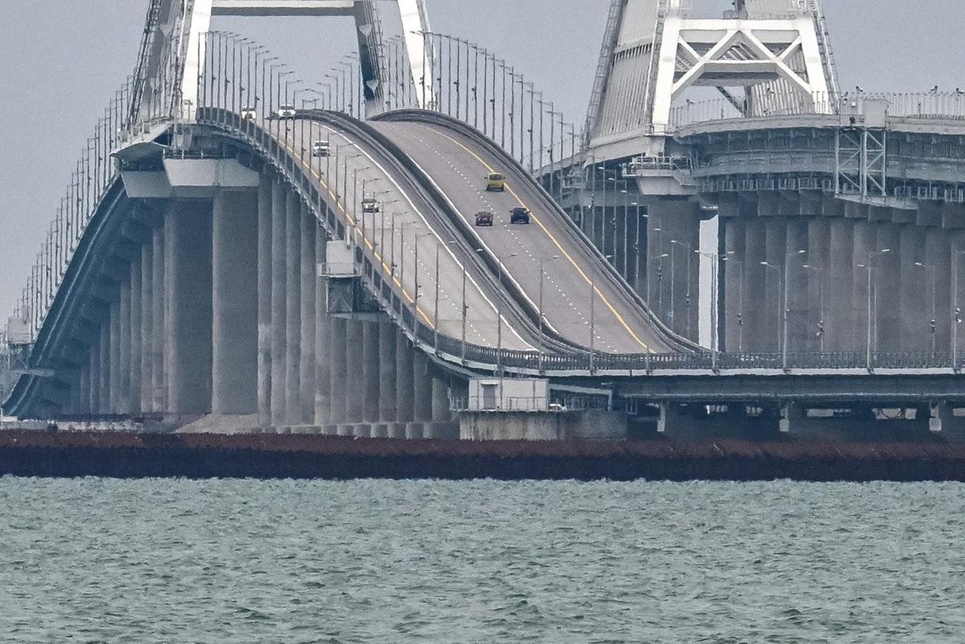 На Крымском мосту возобновили движение транспорта после отмены ракетной опасности