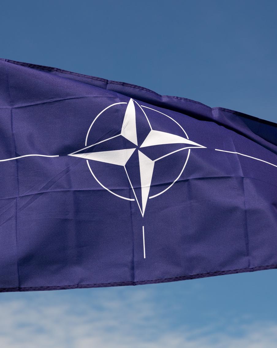 Военные призвали НАТО сдержаннее реагировать на инциденты с дронами на востоке. Итальянский адмирал после падения на территории Румынии неопознанного дрона призвал руководство Северо-Атлантического блока не допустить эскалации инцидентов на восточной границе НАТО