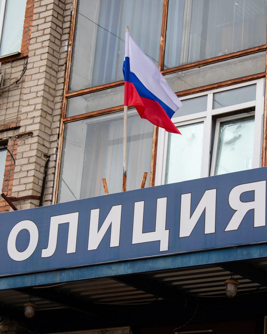 Московская пенсионерка отдала десятки миллионов рублей под предлогом замены домофона. Как сообщает пресс-служба столичной прокуратуры, у 72-летней жительницы Москвы были похищены деньги и ювелирные изделия на общую сумму более 37 миллионов рублей. Злоумышленники почти три месяца удерживали её на связи, выманив все её сбережения и драгоценности