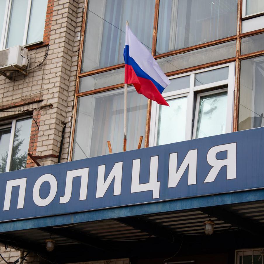 Московская пенсионерка отдала десятки миллионов рублей под предлогом замены домофона. Как сообщает пресс-служба столичной прокуратуры, у 72-летней жительницы Москвы были похищены деньги и ювелирные изделия на общую сумму более 37 миллионов рублей. Злоумышленники почти три месяца удерживали её на связи, выманив все её сбережения и драгоценности