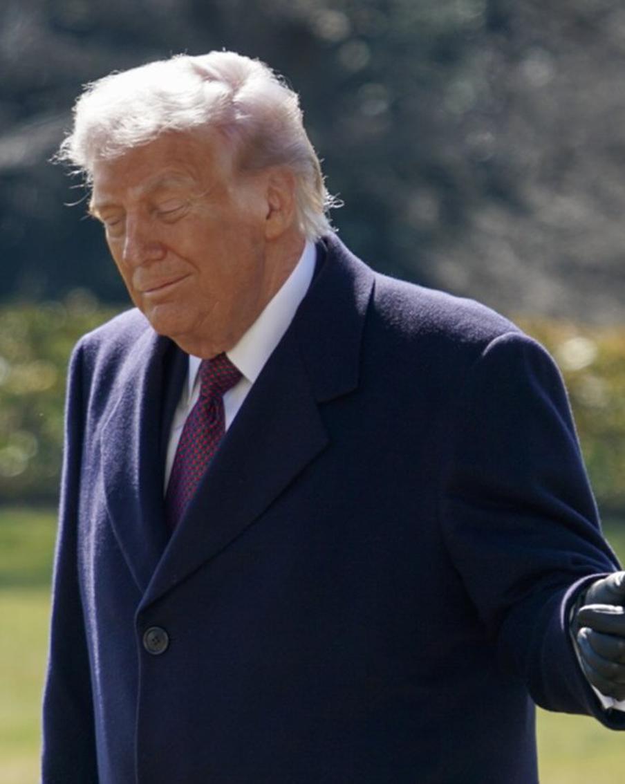 Президент США Трамп потолстел на шесть килограмм за год. Как сообщает Associated Press, личный врач президента США Дональда Трампа, доктор Шон Барбабелла заявил, что глава государства находится в отличном состоянии здоровья и полностью готов к выполнению своих обязанностей главнокомандующего