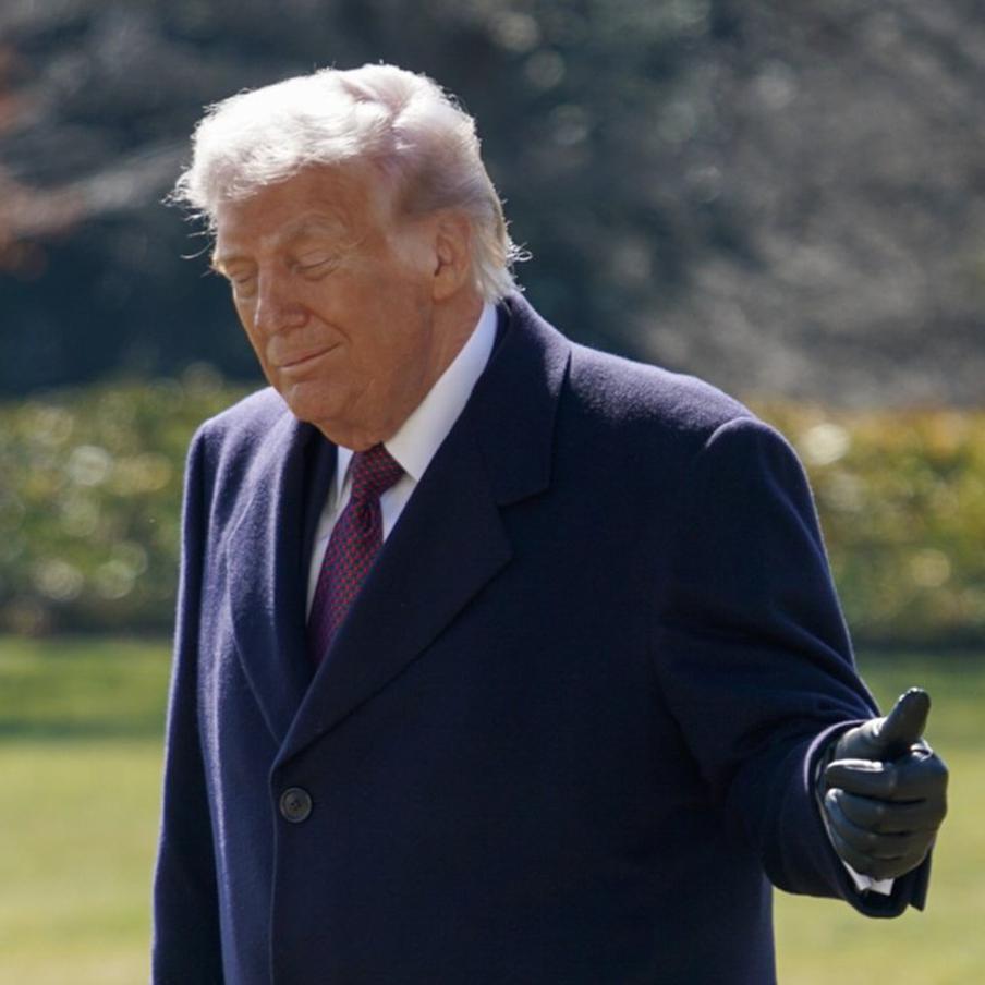 Президент США Трамп потолстел на шесть килограмм за год. Как сообщает Associated Press, личный врач президента США Дональда Трампа, доктор Шон Барбабелла заявил, что глава государства находится в отличном состоянии здоровья и полностью готов к выполнению своих обязанностей главнокомандующего