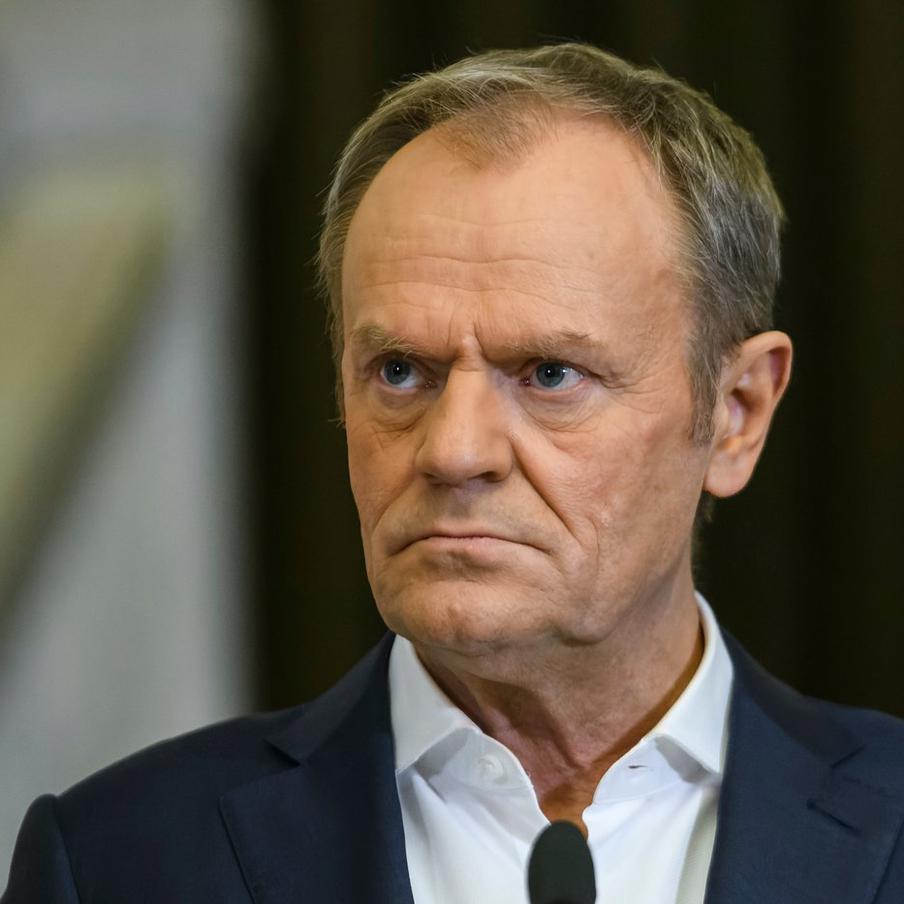 Туск призвал всерьёз воспринять обращение Медведева к европейцам. Премьер-министр Польши Дональд Туск в социальной сети призвал страны НАТО отнестись к заявлениям Дмитрия Медведева о том, что граждане стран Евросоюза лишены покоя, с максимальной серьёзностью. Туск обратил внимание на слова заместителя председателя Совета безопасности России, который утверждал, что "спокойный сон граждан ЕС завершился"