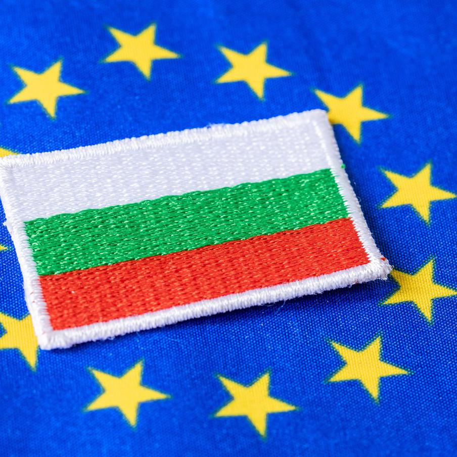 FT: ЕК накажет Болгарию за бюджет всего через полгода после перехода в еврозону. Как сообщает Financial Times, всего через полгода после вступления в еврозону Болгария может столкнуться с санкциями за нарушение бюджетных правил. Европейская комиссия инициирует в отношении Софии так называемую процедуру чрезмерного дефицита