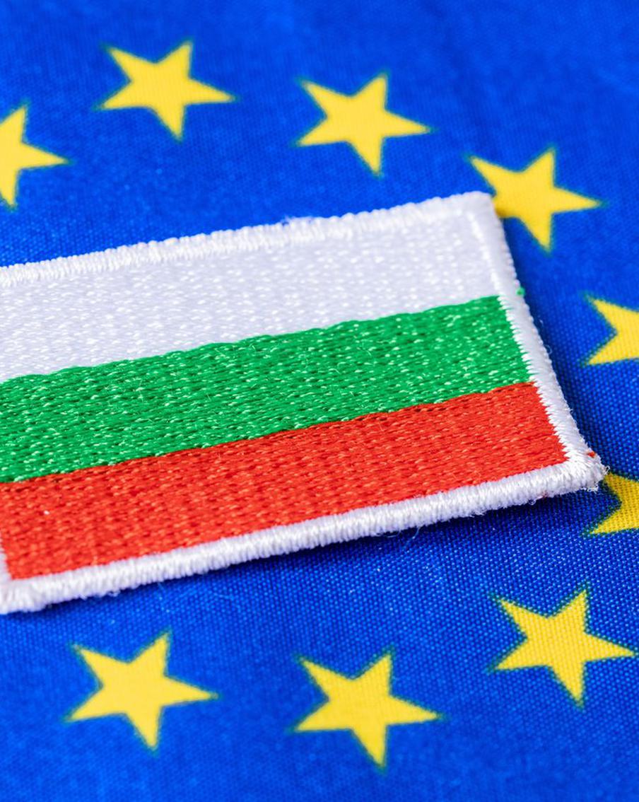 FT: ЕК накажет Болгарию за бюджет всего через полгода после перехода в еврозону. Как сообщает Financial Times, всего через полгода после вступления в еврозону Болгария может столкнуться с санкциями за нарушение бюджетных правил. Европейская комиссия инициирует в отношении Софии так называемую процедуру чрезмерного дефицита